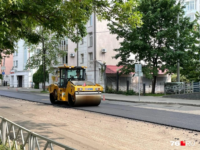 Дорожники уже уложили асфальт на одной из полос | Источник: Кирилл Поверинов / 76.RU