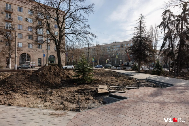 Коммуникации, судя по всему, тоже нуждаются в доделке | Источник: Алексей Волхонский / V1.RU