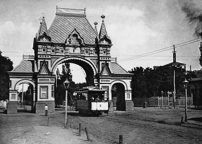 1903 год. В Екатеринодаре триумфальная арка находилась на пересечении улиц Екатерининской (ныне Мира) и Котляревской (ныне Седина). На Александровском бульваре копию открыли уже в 2009-м | Источник: pastvu.com