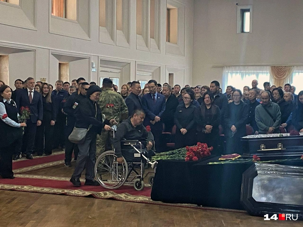 Боевые товарищи оставляли Петрову свои последние цветы | Источник: Надежда Ефимова / 14.RU