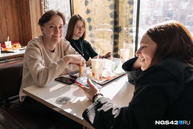 Всё большему количеству жителей приходится экономить на еде | Источник: Максим Серков / NGS42.RU