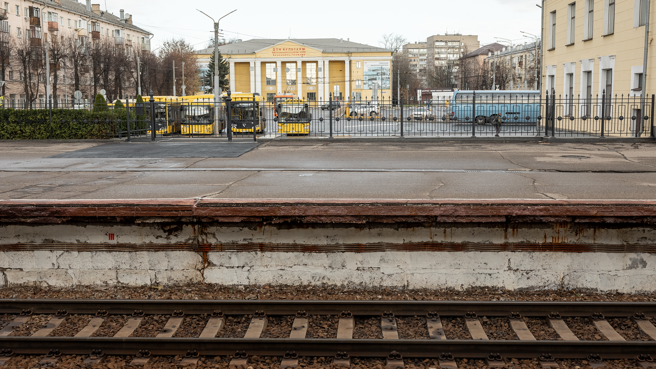 Здесь Галя машет на прощание из окна поезда. | Источник: Александр Куренной / 76.RU