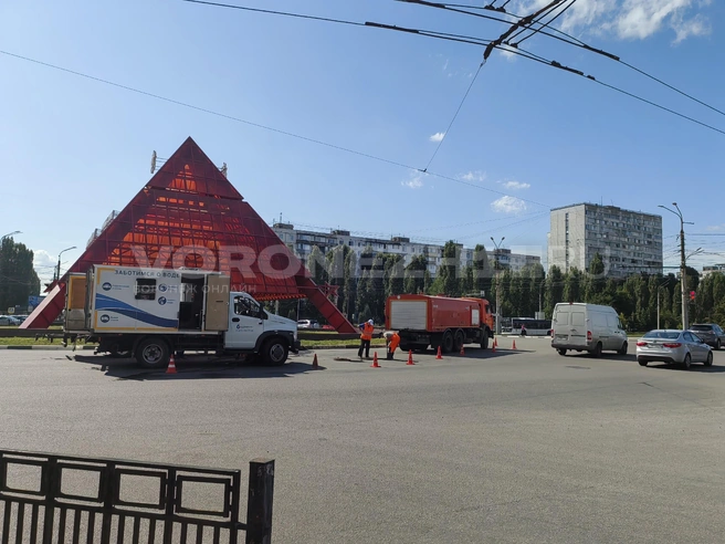 Ремонтные работы завершились здесь больше недели назад, однако теперь водоканал приступил к плановым | Источник: читатель Voronezh1.ru