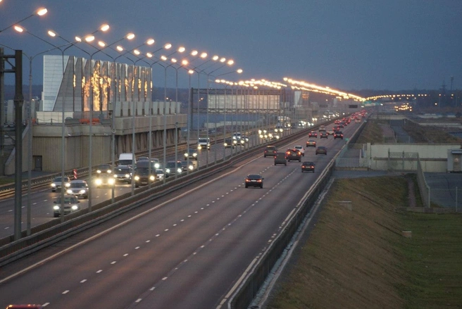 На дамбе заметили, что водители стали чаще врезаться в стоящие машины | www.fontanka.ru