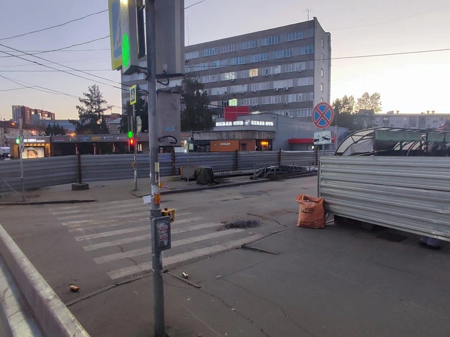 В начале сентября участок здесь снова оградили: сначала до пешеходного перехода, а через несколько дней забор сдвинули до самого кольца | Источник: Илья Калинин / NGS.RU