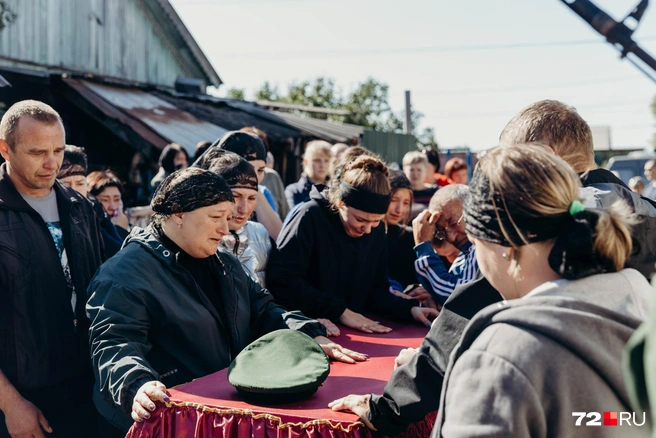 Мама Дмитрия не стала открывать окошечко у цинкового гроба, чтобы все запомнили ее сына красивым и счастливым | Источник: Ирина Шарова / 72.RU