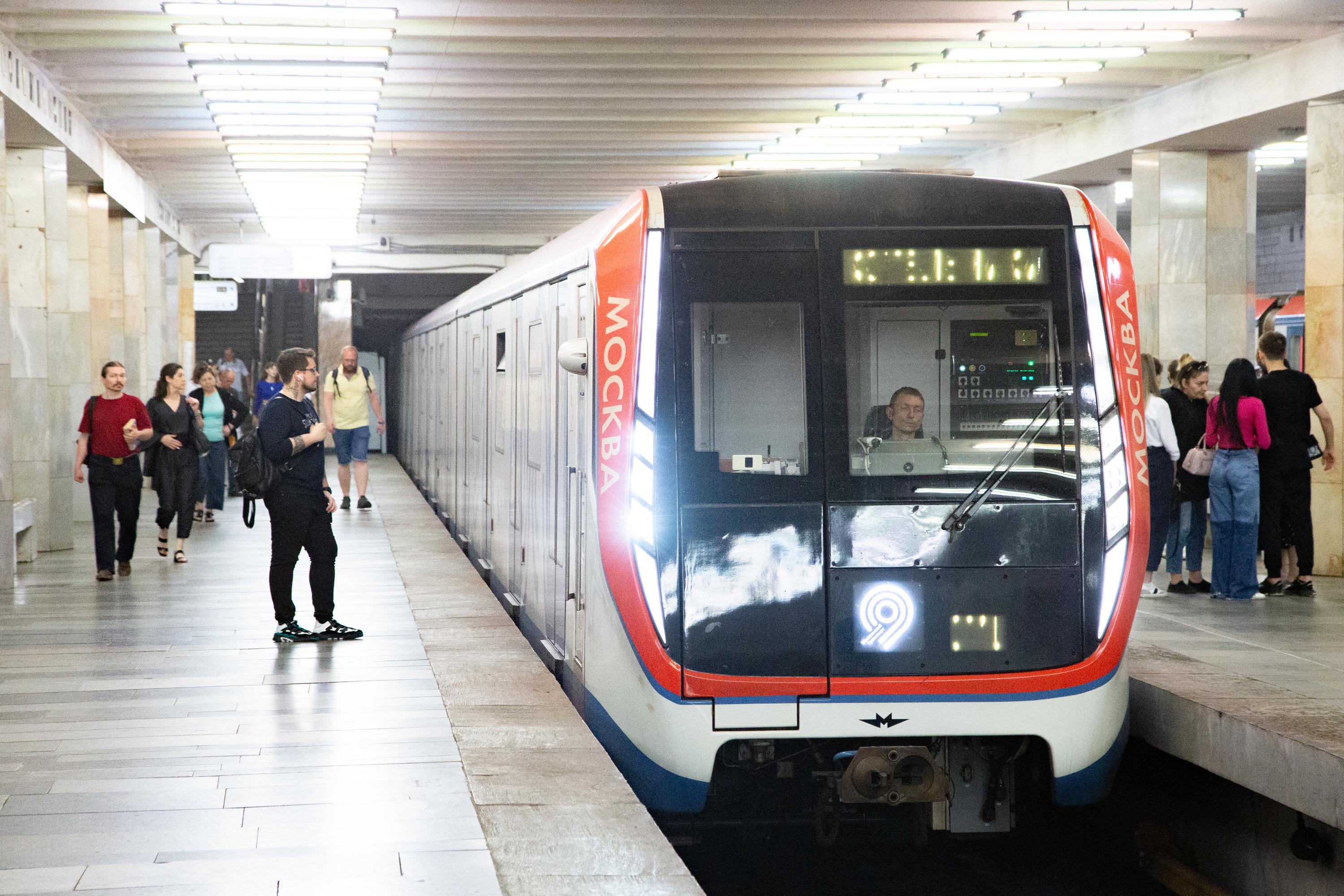 На зеленой ветке запустили новые поезда. Поезд метро. Поезд метро Москва. Поезда на зеленой ветке. Москва 2024 поезд метро.