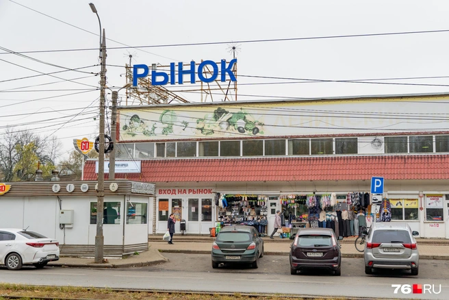 Рынок расположен на перекрестке улиц Чкалова и Белинского | Источник: Кирилл Поверинов / 76.RU