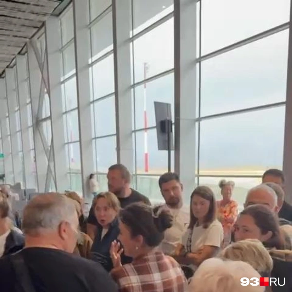 Пассажиры тщетно пытались узнать правду | Источник: 93.RU