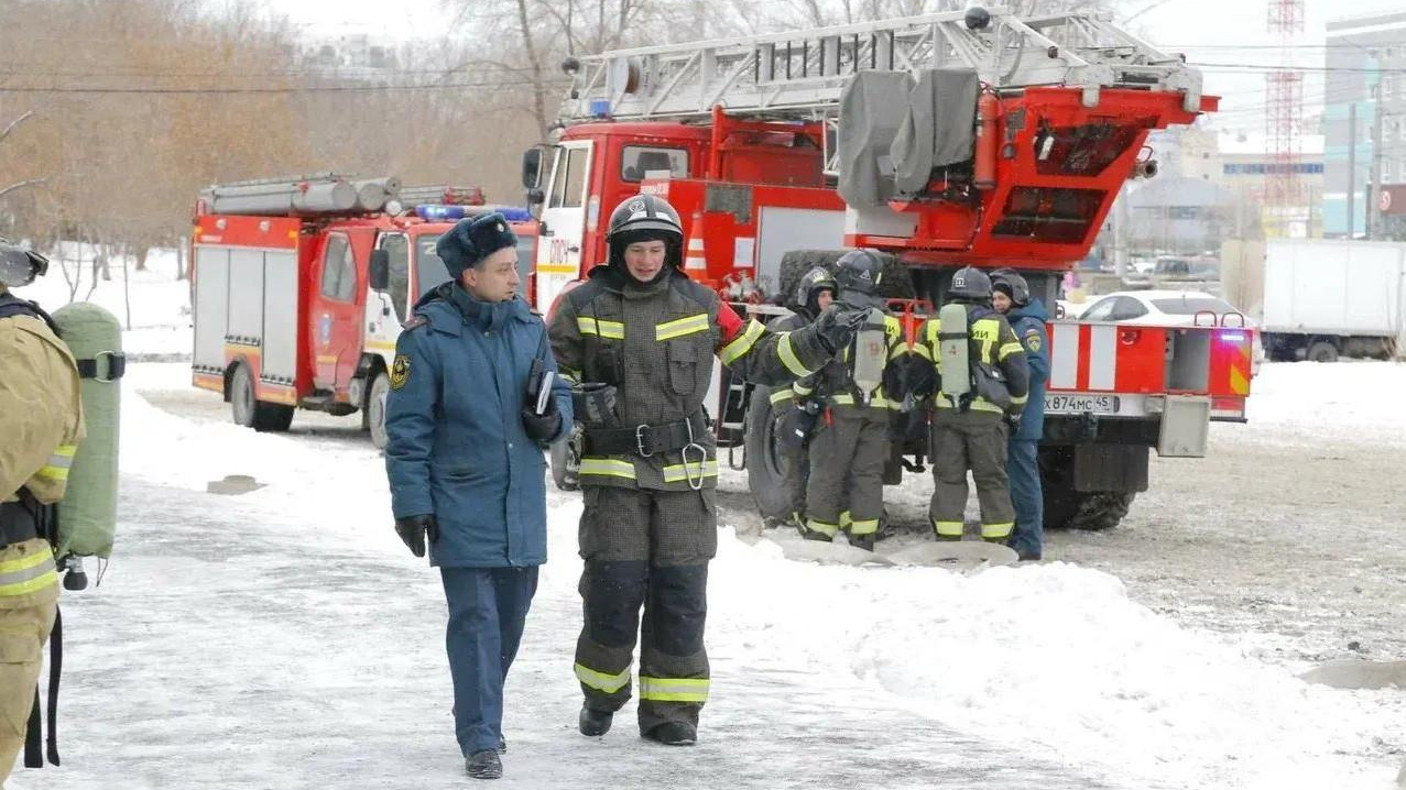 Что случилось? Стало известно, почему к курганскому торговому центру съехались пожарные машины 