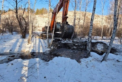 В Кадахте вскрыли лёд на ручье для профилактики паводка