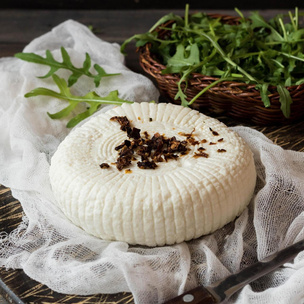 Нежный, мягкий и в меру соленый: как приготовить адыгейский сыр в домашних условиях