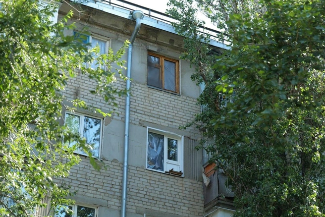 От взрыва в доме выбило окна | Источник: Роман Бусаргин / Telegram