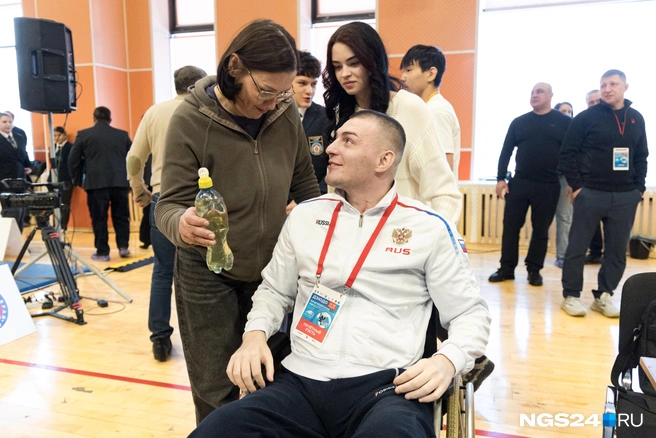 Мама и сестра рядом с Василием | Источник: Мария Ленц / NGS24.RU