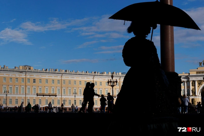 На Дворцовой площади встречаются зазывалы в исторических костюмах | Источник: Ирина Шарова / 72.RU