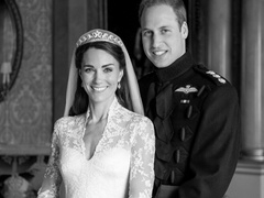 Старый черно-белый снимок: в 13-ю годовщину свадьбы Кейт Миддлтон и Уильяму не до веселья