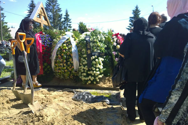 Все присланные и принесенные цветы и венки не умещались на могиле Жанны Фриске