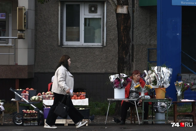 Такие букеты от бабуль — спасение для тех, кто не озадачился покупкой заранее | Источник: Наталья Лапцевич