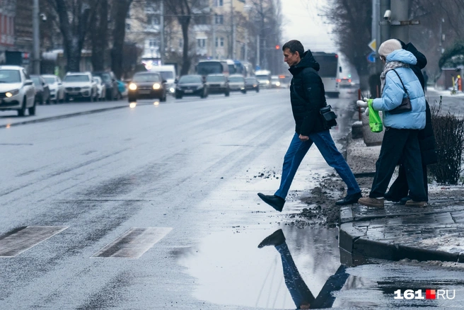 Горожанам приходится перепрыгивать через лужи | Источник: Евгений Вдовин / 161.RU