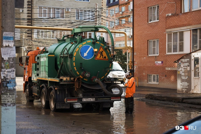 Водооткачивающая техника постоянно дежурит после дождей | Источник: Дарья Паращенко / 93.RU