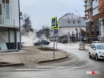 От места прорыва поднимается пар | Источник: Читатель 59.RU Canehka