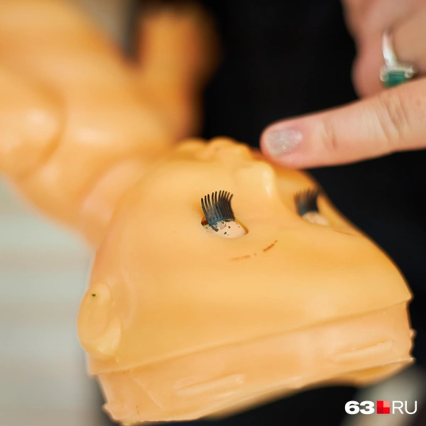 — Когда на фабрике заливали пластмассу в форму для головы, то носику как-то мало материала доставалось, — Алена объясняет, почему со временем самая выступающая часть кукольного лица выглядит грязной или становится прозрачной. | Источник: Роман Данилкин / 63.RU