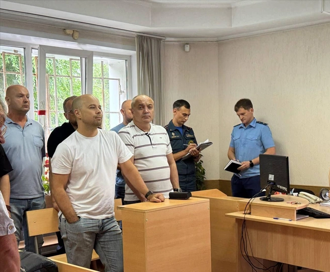 Братья Плотниковы (в центре) ждали решения суда несколько лет | Источник: Управление Судебного департамента в Новосибирской области