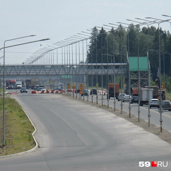 Сейчас транспорт движется лишь по половине дороги, но уже скоро сможет проезжать по всей ширине проезжей части | Источник: Кирилл Хафизов / 59.RU