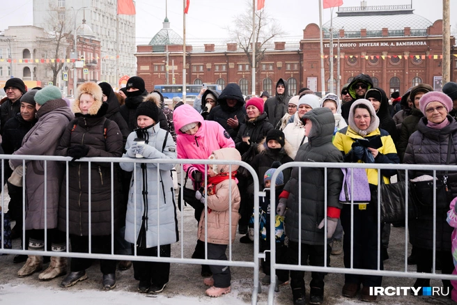 Холода не напугали иркутян, которые пришли сегодня к площади возле «Труда» | Источник: Арсений Чекмарёв / «ИрСити»