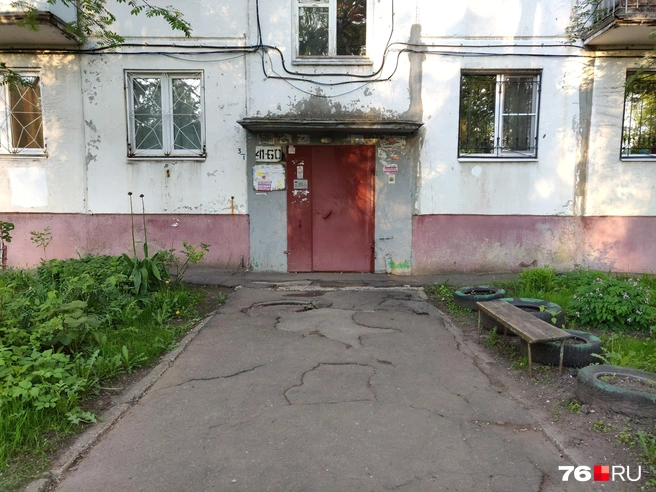 Дом, милый дом... Неужели приятно заходить в такой подъезд? | Источник: Евгений Ковалёв