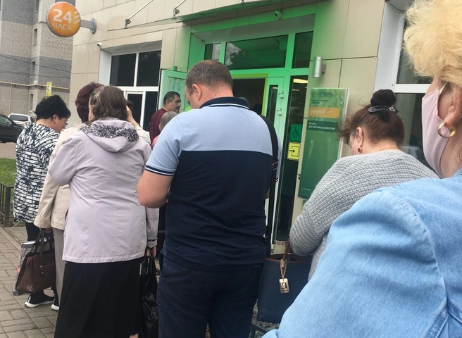 У рязанского отделения Сбербанка скопилась огромная очередь | ya62.ru