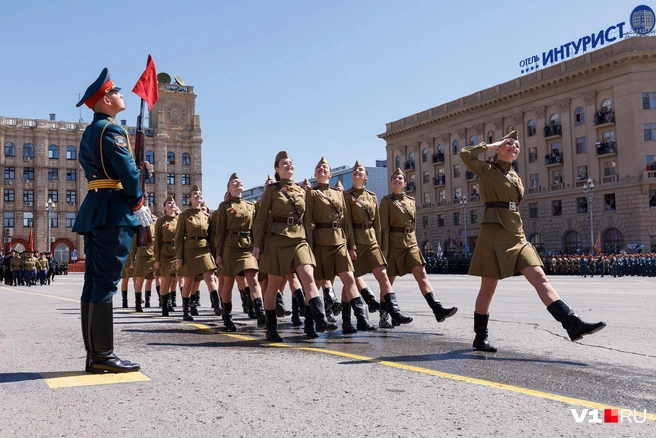 Прекрасные девушки в военной форме — главное украшение парада! | Источник: Алексей Волхонский / V1.RU