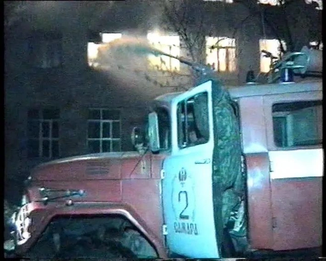 Пожарных вызвали не сразу. Сообщение по прямой связи из УВД поступило в 17:52. Через 4 минуты первая пожарная команда уже была на месте. Внутри было полное задымление. Те, кто рисковал выйти из кабинета в коридор, чаще всего задыхались, не дойдя до лестницы | Источник: архивная съемка
