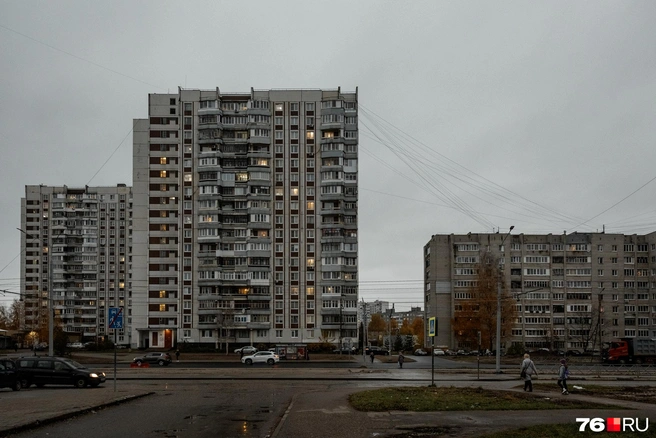 Широкая улица между жилыми дворами позволяет оценить масштаб панельной застройки | Источник: Александр Куренной / 76.RU