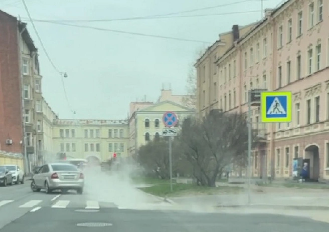 На Рижском проспекте прорвало трубу. Разлив неподалеку уже приводил к трагедии | Источник: Мегаполис | ДТП и ЧП | Санкт-Петербург | Питер / Телеграм