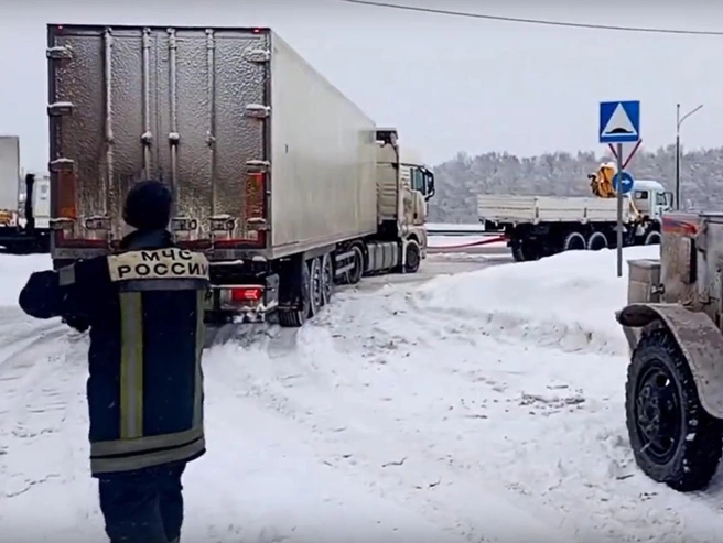 Спасатели МЧС помогли вытащить из снежного заноса один из автомобилей. | Источник: ГУ МЧС по Нижегородской области