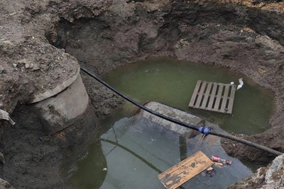 «Это починили?»: в Волгограде котлован затапливает после ремонта