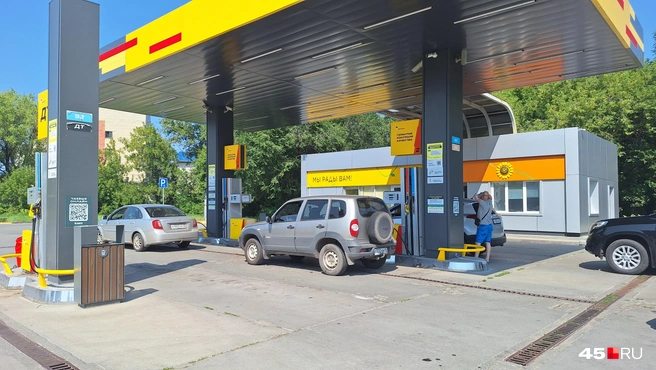 На заправке «Роснефть» на пр. Машиностроителей у въезда в Рябково очередь составила буквально 3-4 машины | Источник: Александр Лисихин / 45.RU 