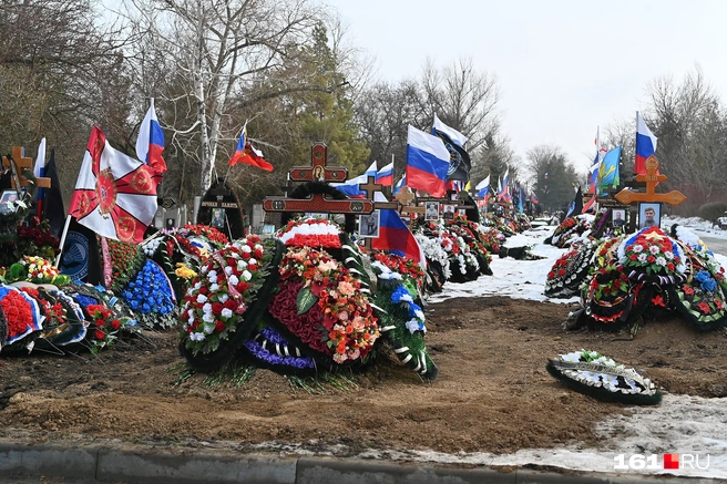 В дальнем квартале, где расположены свежие захоронения, могилы стоят в ряд из четырех | Источник: Анатолий Карбинов / 161.RU