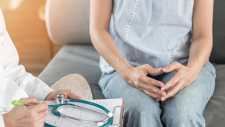 Правда ли, что удаление матки ускоряет старение и приводит к полноте? Отвечает онколог | Источник: Chinnapong/iStock