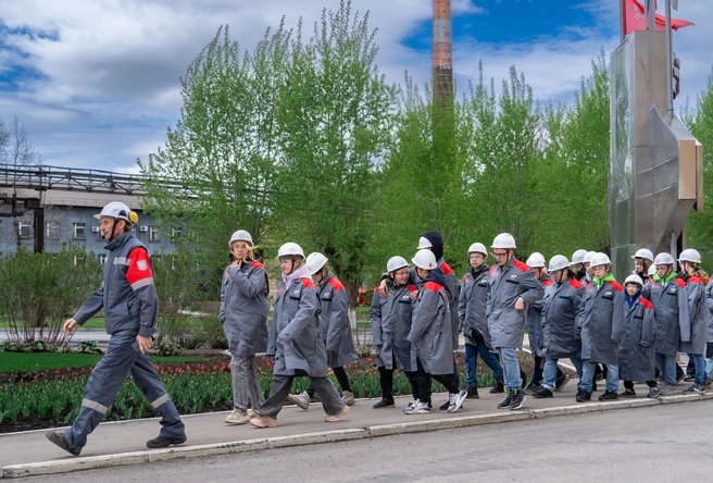 Завод уже четвертый год показывает туристам свои производства | Источник: ОМК