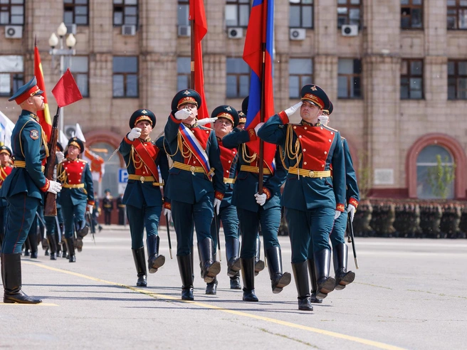 Строевой шаг должен быть идеально ровным. | Источник: Алексей Волхонский / V1.RU