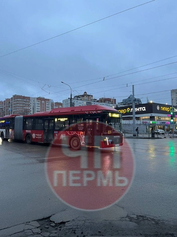 Автобус не двигается с места | Источник: ЧП ДТП Пермь / Telegram