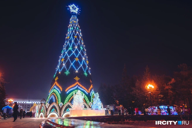 Гигантский Дед Мороз и самая крутая горка в городе. 15 фото старого Иркутска с новогодней атмосферой | Источник: Арсений Чекмарев / IRCITY.RU