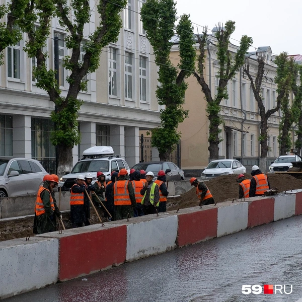 После демонтажа старых рельсов и шпал обновляют подушку дорожной одежды и уплотняют грунт | Источник: Василина Любимова / 59.RU