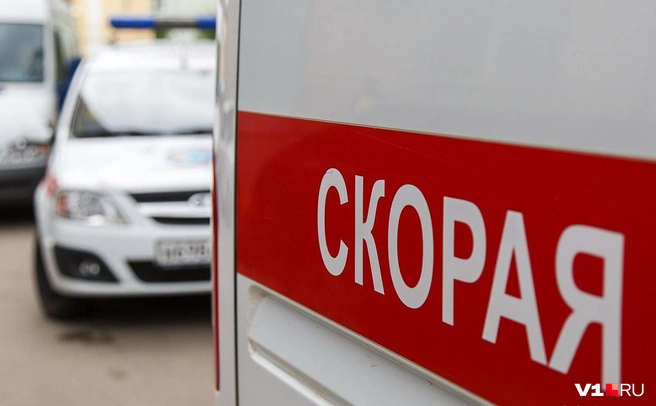 Сопровождала пациента: в Волгограде женщине, ехавшей на скорой, сломали ключицу | Источник: Алексей Волхонский