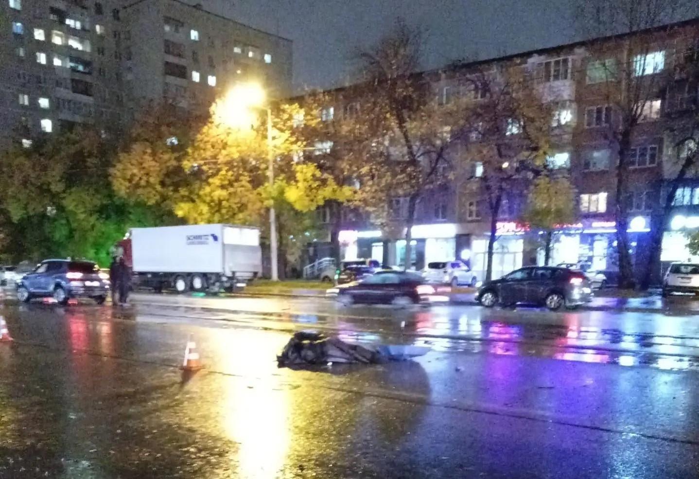 На Уралмаше пешеход пытался перейти дорогу в запрещенном месте и погиб. Фото