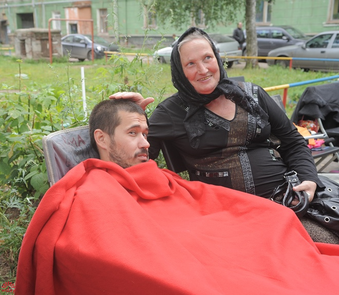 Во время съемок статисты не прочь сфотографироваться с главными героями