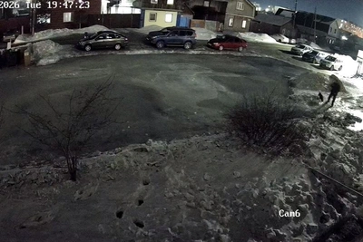 "Several Cars Frozen in Ice": Courtyard of Omsk Apartment Building Flooded for Third Day