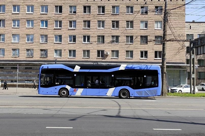 Троллейбус с увеличенным автономным ходом едет с опущенными «рогами» | Источник: Аркадий Каюгин
